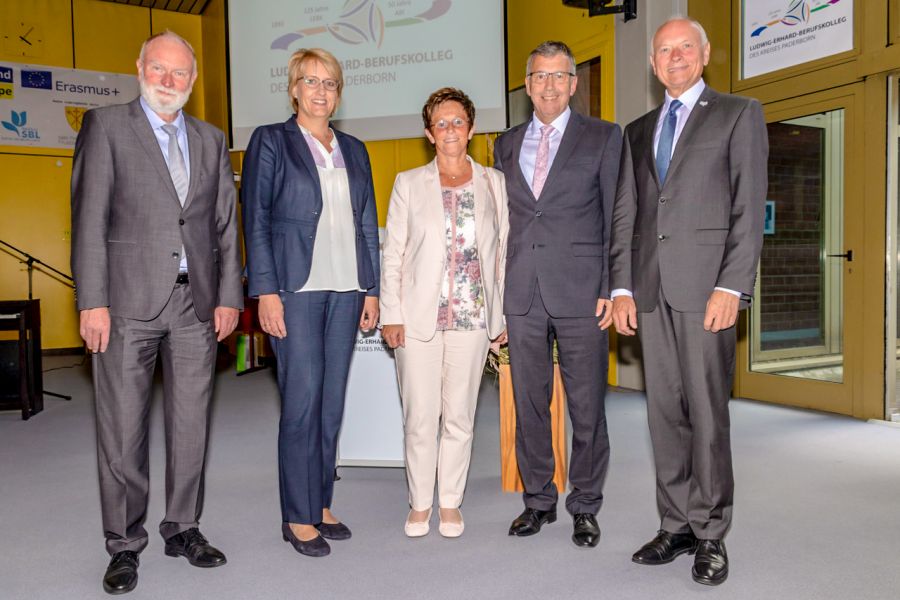 (von links nach rechts)  Wolfgang Pägel (Bezirksregierung Detmold), Annette Mühlenhoff (Dezernentin Kreis Paderborn) Herr und Frau Bölte, Stellvertretender Landrat Hans-Bernd Janzen.   Bildnachweis: Torsten Radde, Ludwig-Erhard-Berufskolleg